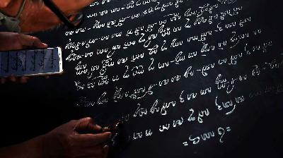 Warga membatik dengan motif kata-kata dalam aksara Jawa di Kampung Batik Laweyan Solo, Jawa Tengah, September 2022. Antara/Maulana Surya
