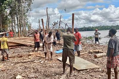 Masyarakat Adat Wambon memasang plang protes atas pembabatan hutan di Distrik Subur, Kabupaten Boven Digoel, Provinsi Papua Selatan oleh perusahaan HTI PT Merauke Rayon Jaya. Dok. Pusaka