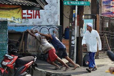 Aktifitas warga di kawasan jalan Condet Raya, Jakarta, 19 April 2024. TEMPO/ Febri Angga Palguna