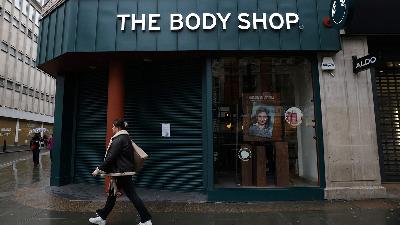 A pedestrian walks past a closed The Body Shop store on Oxford Street, in London, Britain, February 29, 2024.
REUTERS/Hollie Adams
