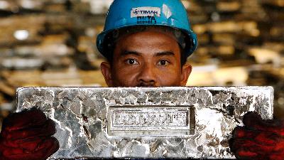 A worker holds an ingot of 99.99% tin at a Timah smelter in Mentok on the Indonesian island of Bangka, Bangka Belitung Islands, February 22, 2007.
REUTERS/Beawiharta
