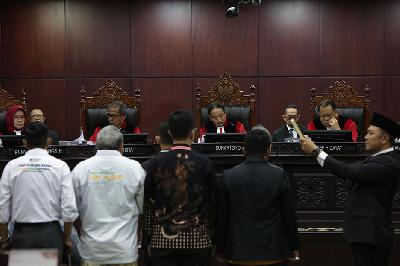 Hakim memimpin sidang perselisihan hasil Pilpres 2024 di Gedung Mahkamah Konstitusi, Jakarta, 1 April 2024. TEMPO/Subekti.