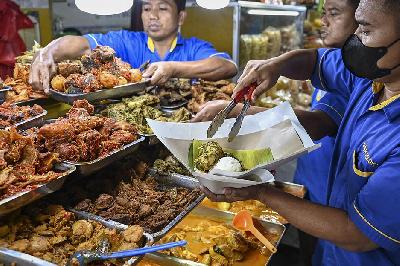Penjual menyiapkan makanan di salah satu pusat kuliner di kawasan Pasar Senen, Jakarta, 14 Maret 2024. ANTARA/Erlangga Bregas Prakoso