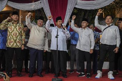 Calon Presiden nomor urut 2 Prabowo Subianto didampingi sejumlah Ketua Umum Partai Koalisi Indonesia Maju menyampaikan pidato politik usai penetapan hasil Pemilu 2024 di Jalan Kertanegara, Jakarta, 20 Maret 2024. ANTARA/Galih Pradipta