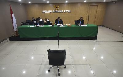 Dewan Pengawas KPK saat menggelar sidang pelanggaran etik di gedung ACLC Komisi Pemberantasan Korupsi, Jakarta, 27 Maret 2024. TEMPO/Imam Sukamto