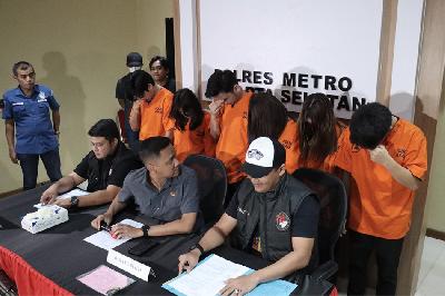 Polres Metro Jakarta Selatan menggelar konferensi pers kasus penyalahgunaan narkoba yang melibatkan Selebgram Chandrika Chika bersama lima orang lainnya, di Polres Metro Jakarta Selatan, Jakarta, 23 April 2024. Dok. Humas Polri
