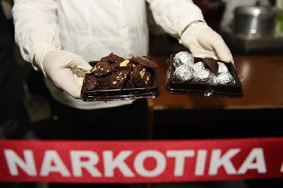 Petugas BNN menunjukkan kue dan cokelat dari olahan ganja saat rilis di Gedung BNN, Jakarta, 13 April 2015. ANTARA/Hafidz Mubarak A.