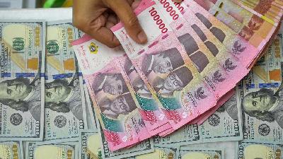 Uang pecahan 100 ribu rupiah di penukaran valuta asing di Jakarta, 28 Februari 2024. TEMPO/Tony Hartawan