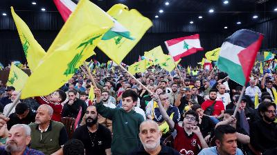Pendukung Hizbullah memperingati Hari al-Quds, (Hari Yerusalem) di Beirut, Lebanon 5 April 2024. REUTERS/Mohamed Azakir