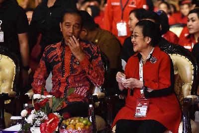 Presiden Joko Widodo (kiri) dan Ketua Umum PDI Perjuangan Megawati Soekarnoputri saat menghadiri Rakernas ke-4 PDI Perjuangan di JIExpo, Kemayoran, Jakarta, 29 September 2023. TEMPO/M Taufan Rengganis