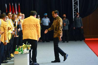 Presiden RI Joko Widodo (kanan) saat menghadiri peringatan hari ulang tahun (HUT) partai Golkar yang ke-58 di JIExpo, Kemayoran, Jakarta, 2022. TEMPO/ Febri Angga Palguna