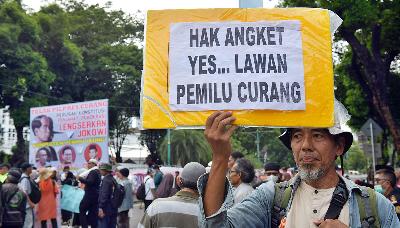 Aksi menuntut Hak Angket proses Pemilu 2024, di depan kantor KPU RI, Menteng, Jakarta Pusat, 18 Maret 2024. Tempo/Febri Angga Palguna