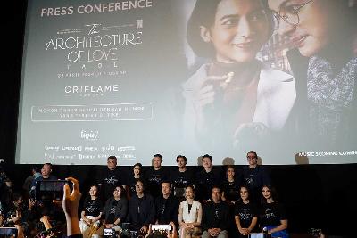 Para pemeran dan tim saat konferensi pers film The Architecture of Love (TAOL) di Epicentrum, Kuningan, Jakarta, 25 April 2024. TEMPO/Martin Yogi Pardamean