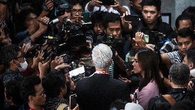 Presidential candidate Ganjar Pranowo (center), answers questions from journalists after the first hearing on the dispute over the results of the 2024 presidential election, at the Constitutional Court building, Jakarta, March 27.
ANTARA/Aprillio Akbar
