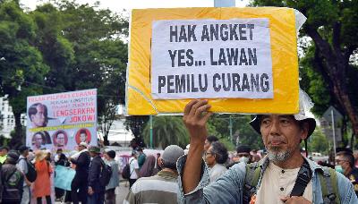 Demonstration calling for the right of inquiry in the DPR on alleged 2024 elections fraud in front of General Election Commission office in Menteng, Central Jakarta, March 18.
TEMPO/Febri Angga Palguna
