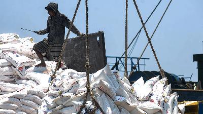 The loading and unloading activity of wheat flour at Sunda Kelapa Port, Jakarta, September 2023.
TEMPO/Tony Hartawan
