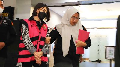 Quantum Skyline Exchange Manager Helena Lim escorted by an officer of the Attorney General’s Office to be detained at the Attorney General’s Salemba Detention Center, March 26.
Attorney General’s Office Doc.
