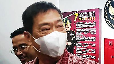 Robert Bonosusatya after being questioned as a witness at the Attorney General’s Office, Jakarta, April 1.
Kumparan/Thomas Bosco
