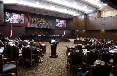 Suasana sidang perdana Perselisihan Hasil Pemilihan Umum (PHPU) Legislatif 2019 Provinsi Jawa Timur di gedung Mahkamah Konstitusi, Jakarta, Selasa, 9 Juli 2019. Mahkamah Konstitusi menggelar sidang pendahuluan sengketa Pileg 2019 yang beragendakan pemeriksaan persidangan pada hari Selasa, 9 Juli 2019, diperuntukkan bagi lima provinsi yaitu Aceh, Jawa Barat, Jawa Timur, Maluku Utara, dan Papua. Sidang tersebut digelar selama empat hari mulai 9 Juli 2019 hingga 12 Juli 2019 berdasarkan pengelompokan jadwal provinsi yang telah ditentukan. TEMPO/M Taufan Rengganis