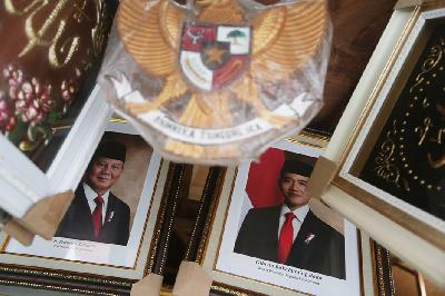 Foto presiden dan wakil presiden terpilih periode 2024 - 2029 di lapak penjual bingkai foto Pasar Baru, Jakarta, 23 April 2024. TEMPO/Subekti.
