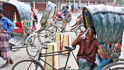 Pengemudi beristirahat saat gelombang panas berlangsung di Dhaka, Bangladesh, 30 April 2024. Reuters/Mohammad Ponir Hossain