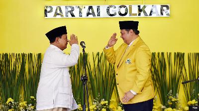 Prabowo Subianto dan Ketua Umum Partai Golkar Airlangga Hartarto setelah memberikan sambutan dalam acara HUT Golkar di kantor DPP Partai Golkar, Jakarta, Oktober 2023. Tempo/M Taufan Rengganis