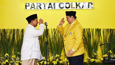 Prabowo Subianto, accompanied by Golkar Party Chairman Airlangga Hartarto, before delivering a speech during Golkar’s anniversary event at the party’s Central Executive Board office, Jakarta, October 20, 2023.
TEMPO/M Taufan Rengganis
