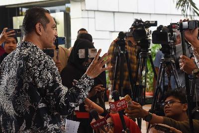 Wakil Ketua KPK Nurul Ghufron (kiri) memberikan keterangan pers terkait ketidakhadirannya dalam sidang etik kasus dugaan penyalahgunaan wewenang di Dewan Pengawas KPK di Gedung Merah Putih KPK, Jakarta, 2 Mei 2024. ANTARA/Indrianto Eko Suwarso