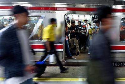 Sejumlah penumpang yang menaiki kereta di Stasiun Kebayoran, Jakarta, Desember 2023. TEMPO/Magang/Joseph