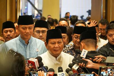 Presiden terpilih Prabowo Subianto bersama Ketua Umum Partai Demokrat, Agus Harimurti Yudhoyono dalam acara buka puasa bersama di St. Regis Setiabudi, Jakarta, 27 Maret 2024. TEMPO/Martin Yogi Pardamean