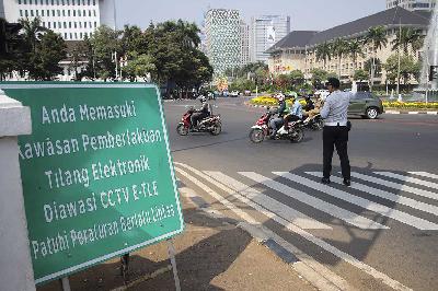 Kawasan pemberlakuan tilang elektronik atau Electronic Traffic Law Enforcement (ETLE) di Bundaran Patung Kuda, Jalan Medan Merdeka Barat, Jakarta. Dok. TEMPO/Muhammad Hidayat