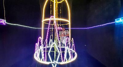 Stri Makuthadara, seni instalasi karya Syska Liana dalam pameran bertajuk Aksara Jawa Kuna Nawasena, di Rumah Budaya Malik Ibrahim, Sidoarjo, Jawa Timur, 4 Mei 2024. Tempo/Kukuh S Wibowo