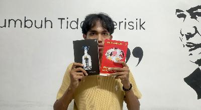 Fachri Hamzah dan koleksi buku karya Joko Pinurbo favoritnya. Dok. Pribadi