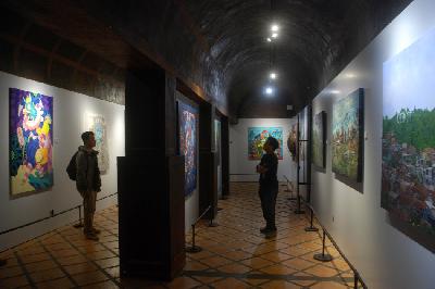 Pengunjung melihat karya-karya pelukis lintas generasi dalam pameran seni lukis "Bandung Painting Today" di galeri Grey, Bandung, Jawa Barat, 29 April 2024. TEMPO/Prima Mulia