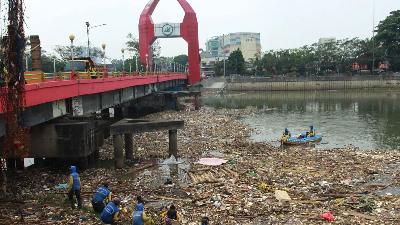 Petugas PUPR dan Kebersihan Kota Tangerang mengangkut sampah-sampah yang memenuhi sungai Cisadane, di Tangerang, Banten,  2 September 2019/Antara/Muhammad Iqbal