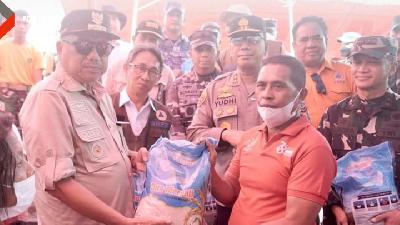 Gubernur Sulawesi Utara Olly Dondokambey memberikan bantuan ke warga Pulau Ruang.