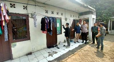 Polisi berjaga di kos-kosan mahasiswa Universitas Pamulang melakukan doa rosasiro di Kampung Poncol, Tangerang Selatan, 9 Mei 2024. Tempo/Muhammad Iqbal