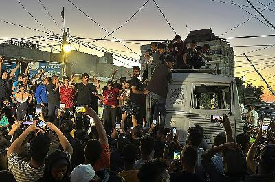 Warga Palestina merayakan setelah Hamas menerima proposal gencatan senjata dari Mesir dan Qatar, di Rafah, di Jalur Gaza selatan, 6 Mei 2024. REUTERS/Doaa Al Baz