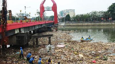 Officers from the Public Works and Housing (PUPR) and City Sanitation Department collect garbage that filled the Cisadane River in Tangerang, Banten, September 2, 2019.
ANTARA/Muhammad Iqbal
