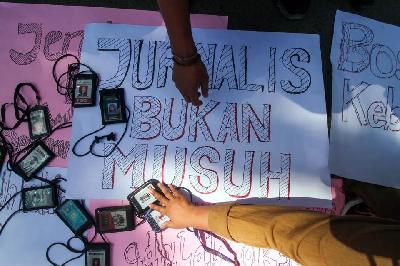 Sejumlah wartawan mengumpulkan kartu Pers ketika berunjuk rasa sebagai aksi solidaritas atas tindak kekerasan terhadap jurnalis akibat pemberitaan, di Lhokseumawe, Aceh. 2020. ANTARA/Rahmad