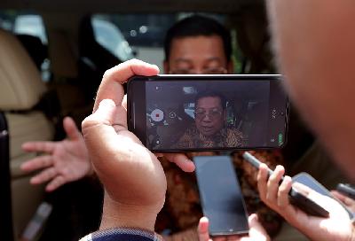 Seorang wartawan merekam narasumber di Komplek Istana Kepresidenan, Jakarta, 18 Maret 2024. TEMPO/Subekti.