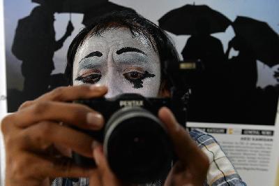 Seniman Wanggi Hoed mementaskan seni pantomim hari kebebasan pers sedunia atau World Press Freedom Day saat penyelenggaraan Anugerah Pewarta Foto Indonesia (APFI) 2024 di Bandung Creative Hub, Bandung, Jawa Barat, 3 Mei 2024. ANTARA/Novrian Arbi