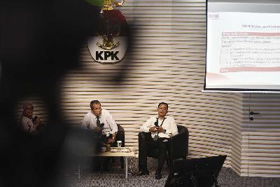 Deputi Pencegahan dan Monitoring KPK, Pahala Nainggolan (kiri) dan Kasatgas LHKPN, David Tarorohan dalam Media Briefing Pemanfaatan Data Laporan Harta Kekayaan Penyelenggara Negara di Gedung Komisi Pemberantasan Korupsi, Jakarta, 5 Maret 2024. TEMPO/Imam Sukamto