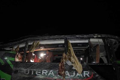 Polisi memeriksa keadaan bus Putra Fajar yang terlibat kecelakaan maut di Ciater, Subang, Jawa Barat, 11 Mei 2024. TEMPO/Prima Mulia