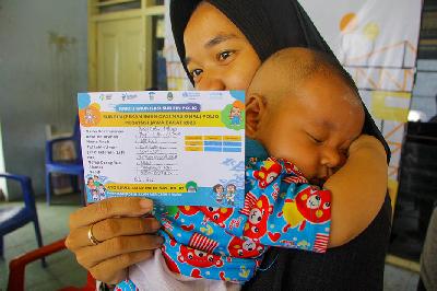 Kartu vaksin Sub PIN Polio di Posyandu Kelapa, Cinere Jawa Barat, 3 April 2023. TEMPO/MAGANG/MUHAMMAD FAHRUR ROZI.