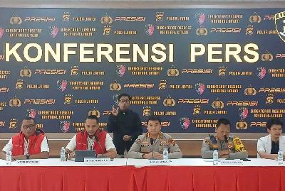 Direktur Reskrimum Polda Jambi Kombes Polisi Andri Ananta menjelaskan perkembangan perkara pembunuhan begal di Tanjung Jabung Barat, 12 April 2024. ANTARA/Tuyani