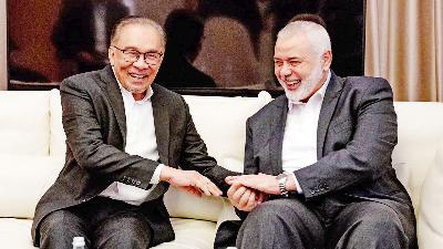 Perdana Menteri Malaysia bertemu dengan pemimpin Hamas Ismail Haniyah di Doha, Qatar, 13 Mei 2024. Official Facebook Page Anwar Ibrahim