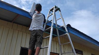 Pemasangan perangkat Starlink di kantor Badan Pengawas Pemilihan Umum Kabupaten Yahukimo Papua, 10 Februari 2024. Foto: David Sobolim