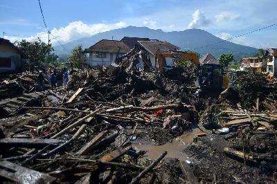 Operator mengoperasikan alat berat saat pencarian korban banjir bandang di Jorong Galuang, Nagari Sungai Pua, Agam, Sumatera Barat, 13 Mei 2024. ANTARA/Iggoy el Fitra