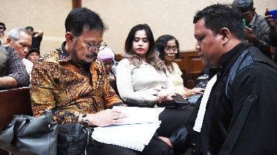 Terdakwa kasus pemerasan dan gratifikasi di Kementerian Pertanian Syahrul Yasin Limpo (kiri) berbincang dengan kuasa hukum sebelum mengikuti sidang lanjutan di Pengadilan Tipikor, Jakarta, 15 Mei 2024/Antara/Akbar Nugroho Gumay